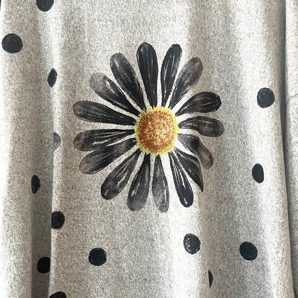 🏷️ talk of the walk • gray knit flower tunic with side slits & flower - Picture 6 of 12